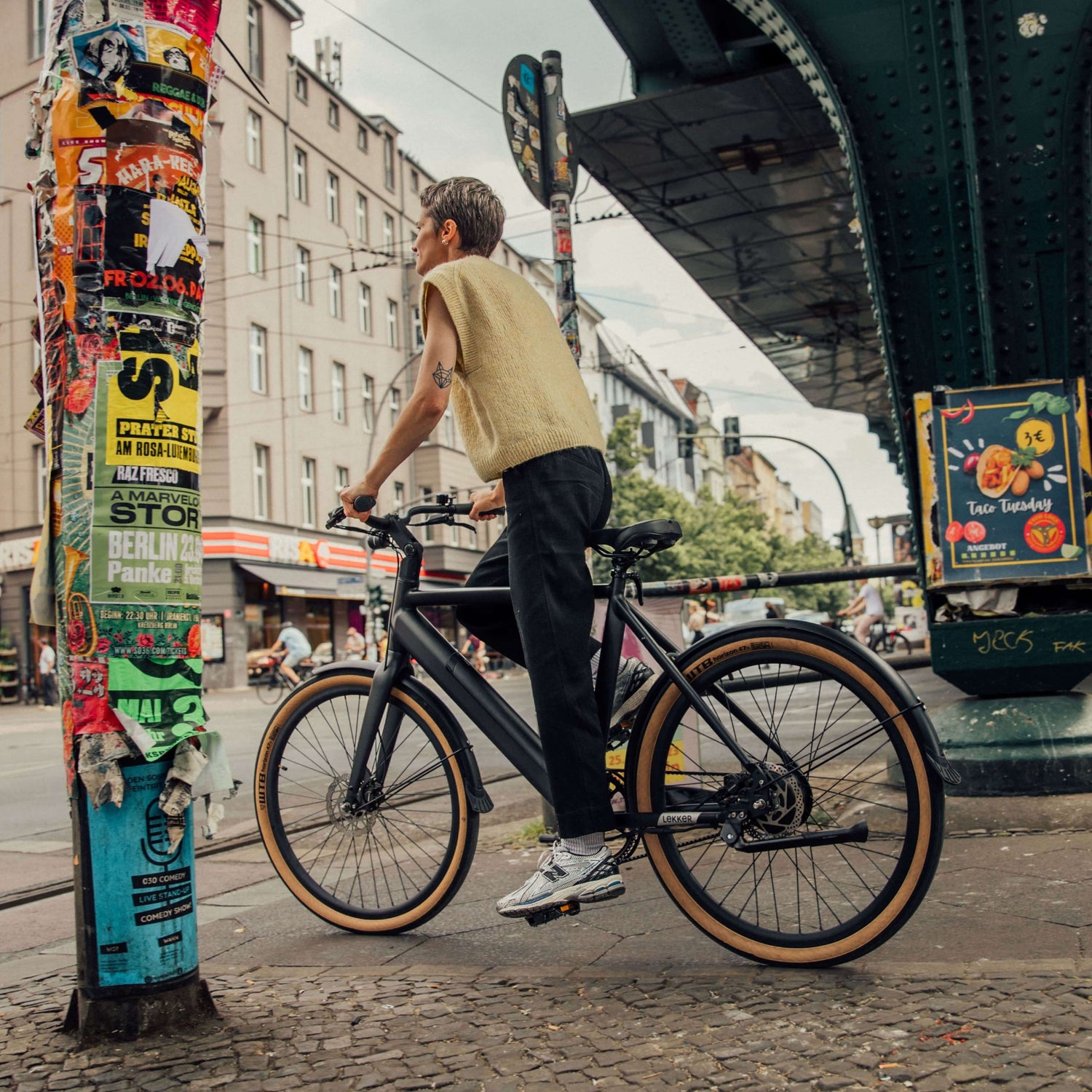 Person biking on Amsterdam plus Ebike