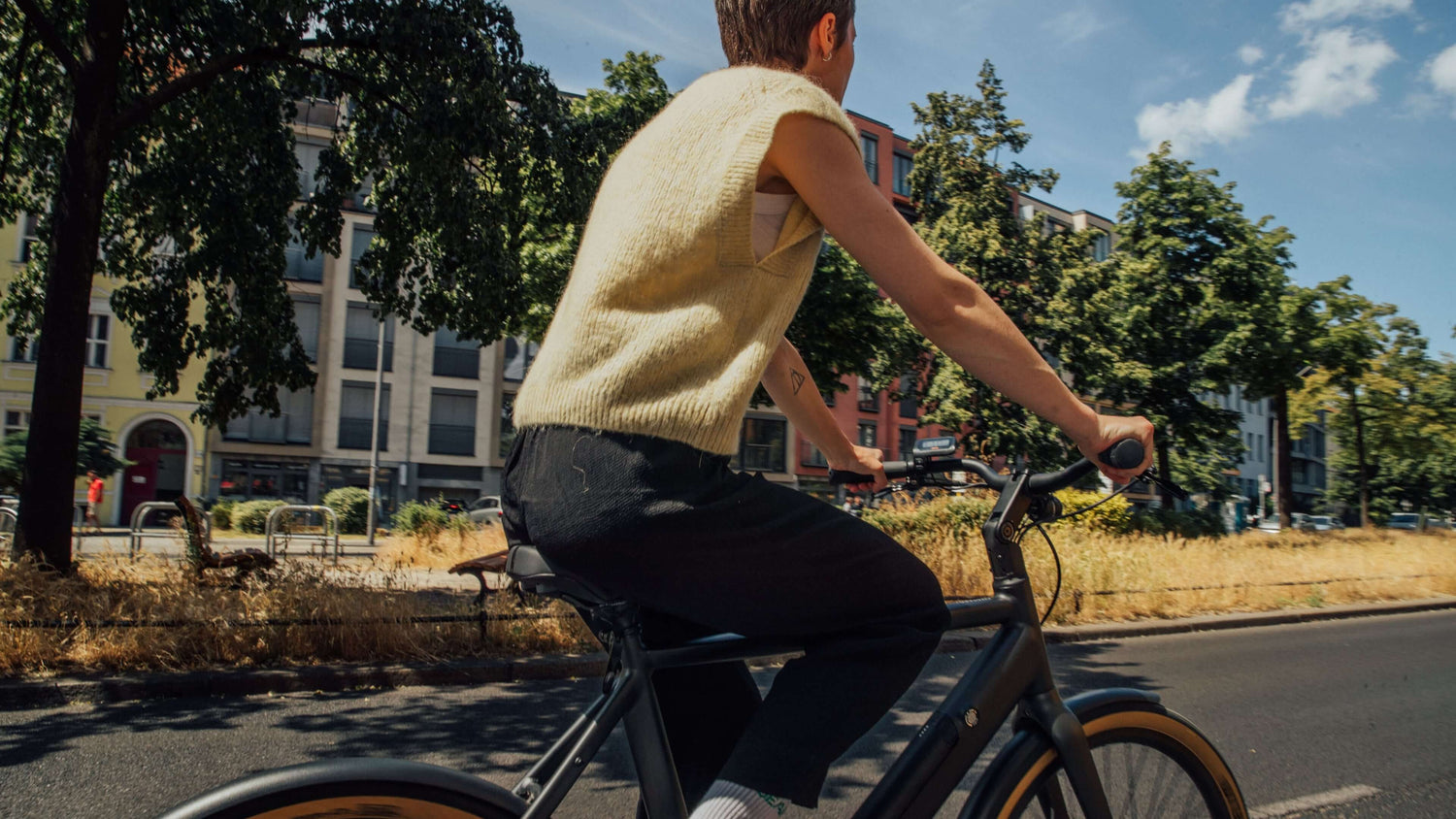 Someone doing a testride on Amsterdam plus electric bike black Someone doing a testride on Amsterdam plus electric bike black