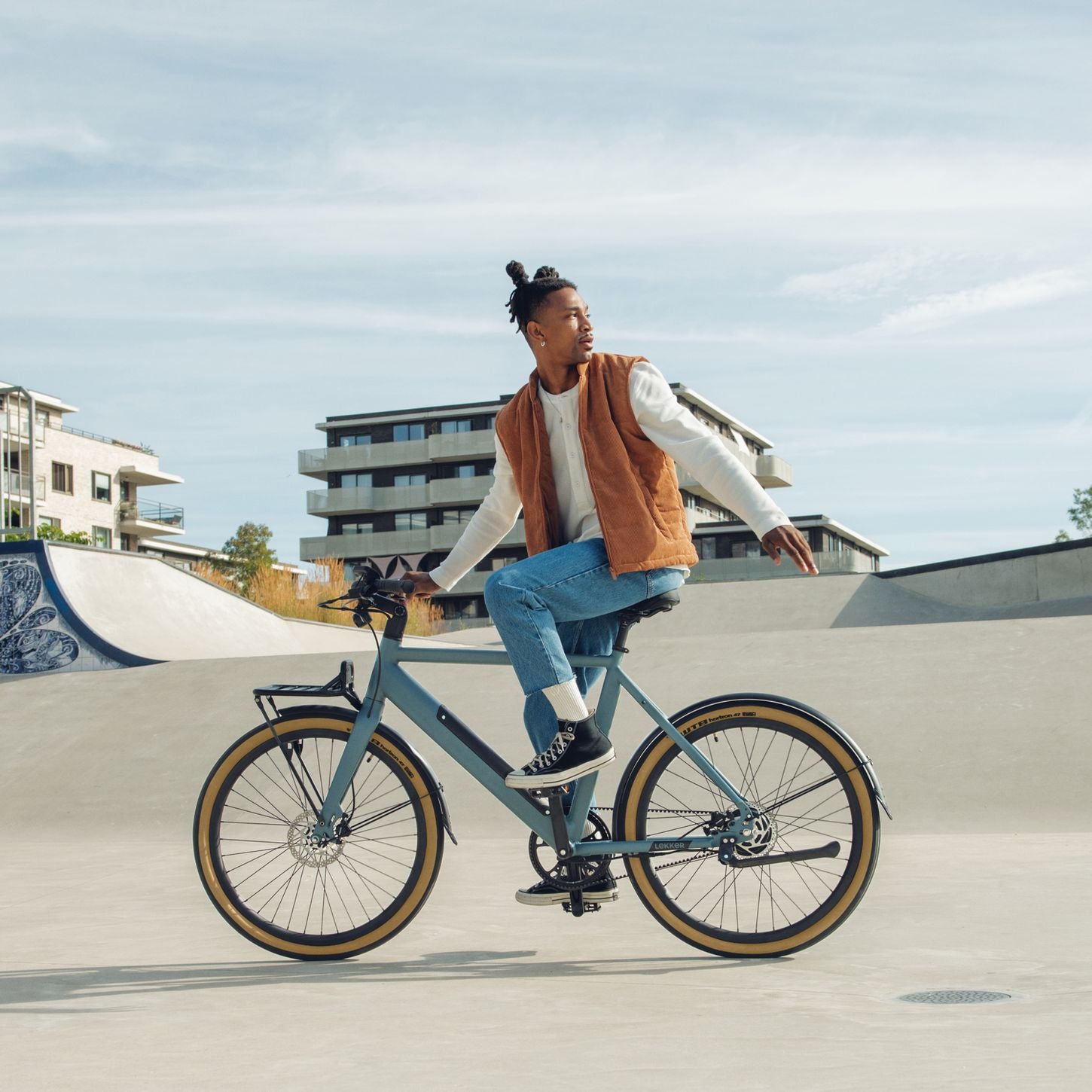 Lekker Bike Amsterdam plus commuter electric bike in skatepark