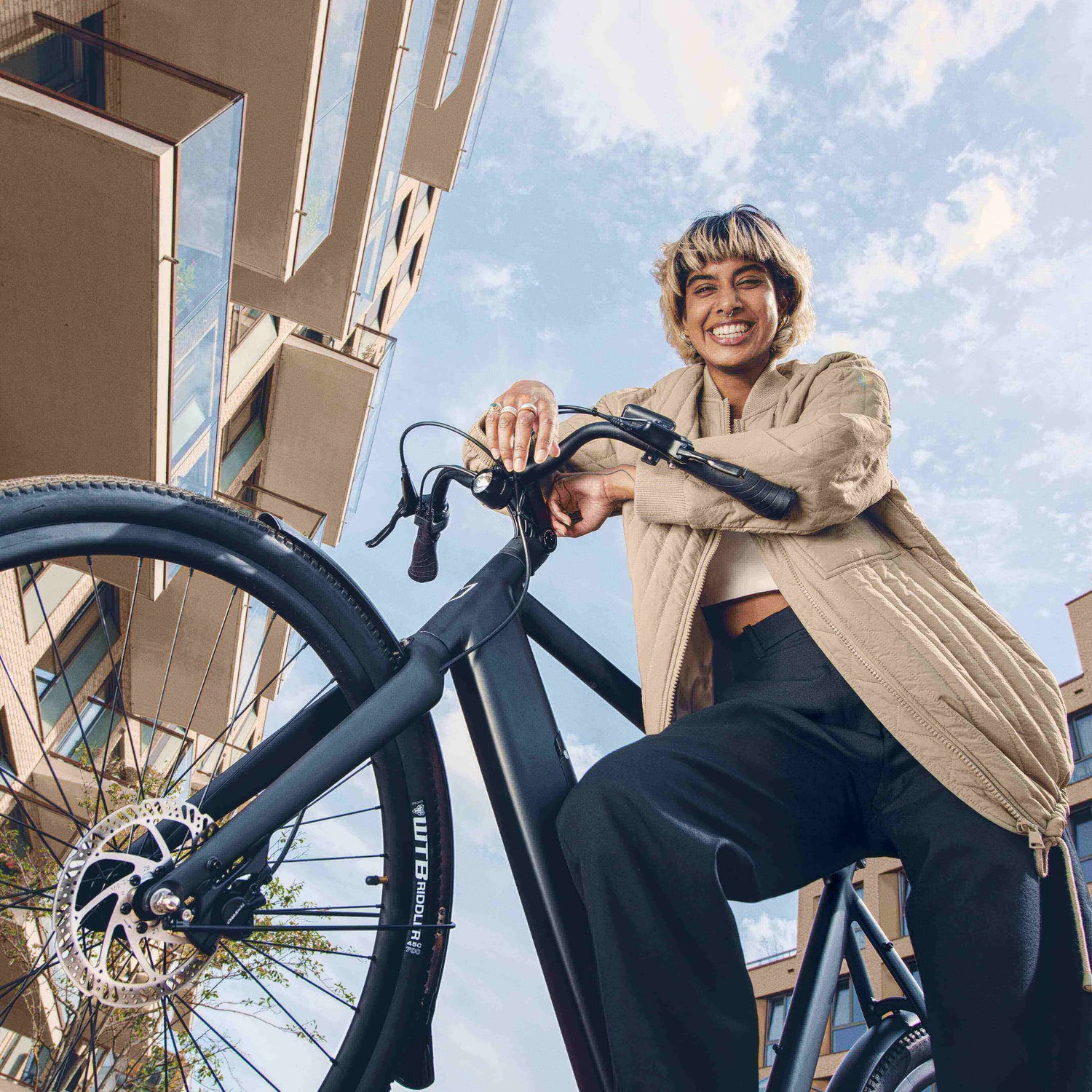 Woman with Amsterdam GT ebike Lekker Bike