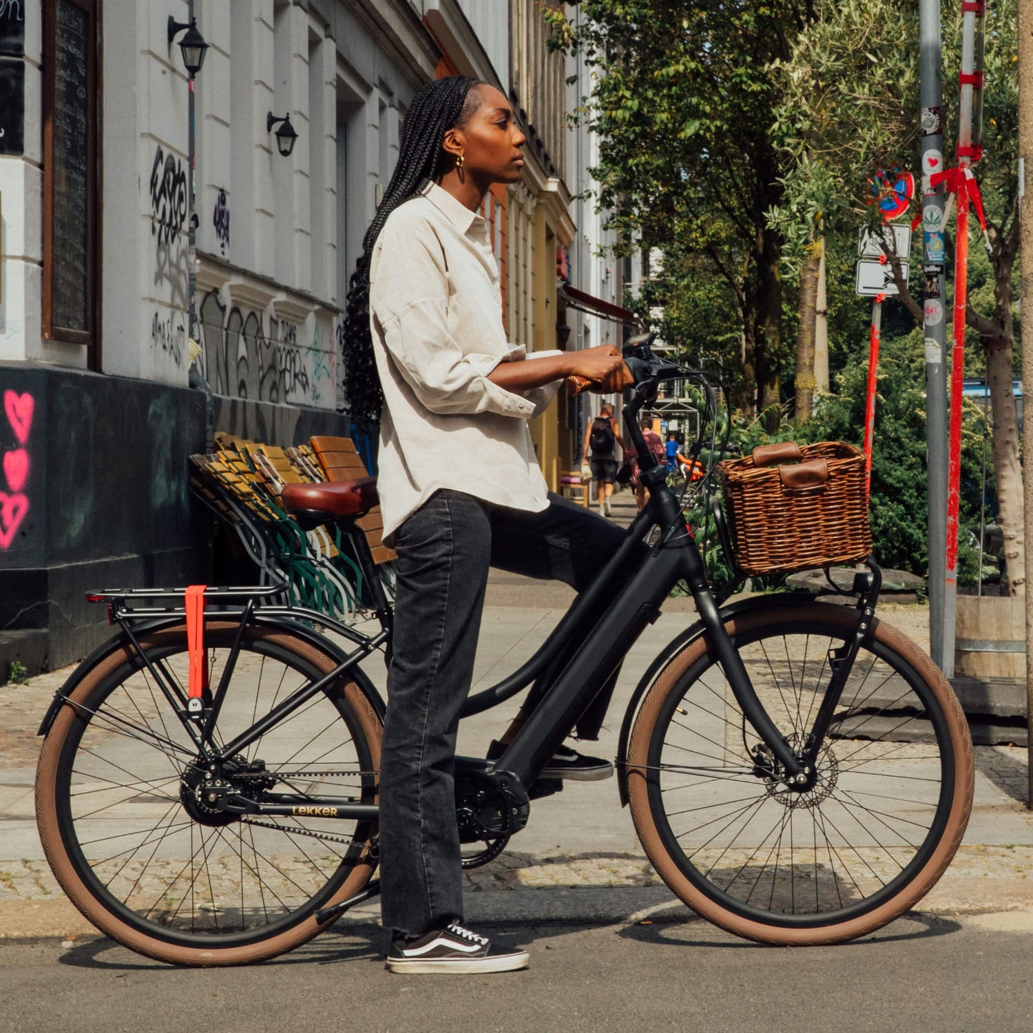 Girl standing with her Jordaan GT black ebike