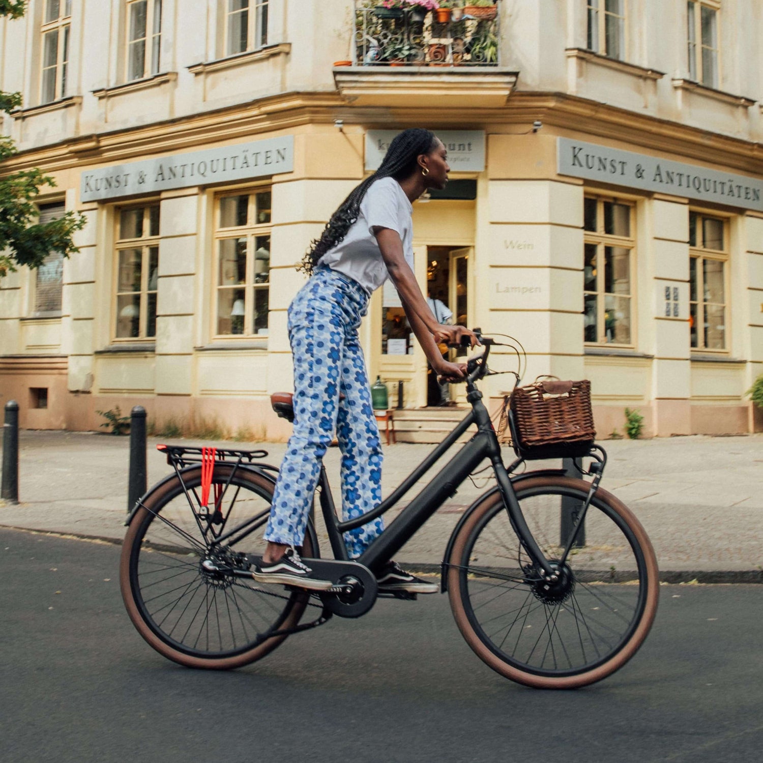 Girl on her Jordaan GT black ebike