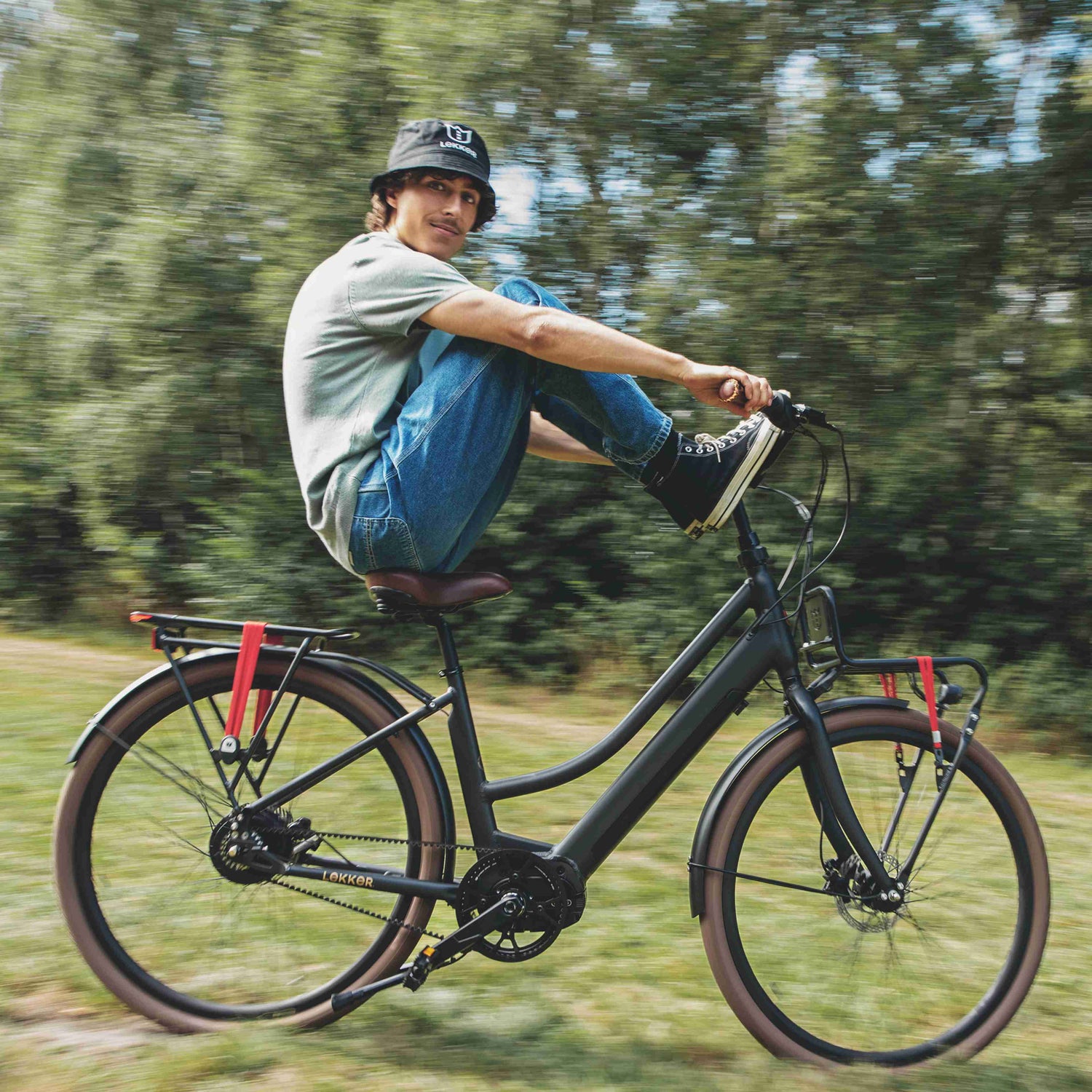 Man doing tricks on jet black Jordaan GT Lekker Bike electric bike