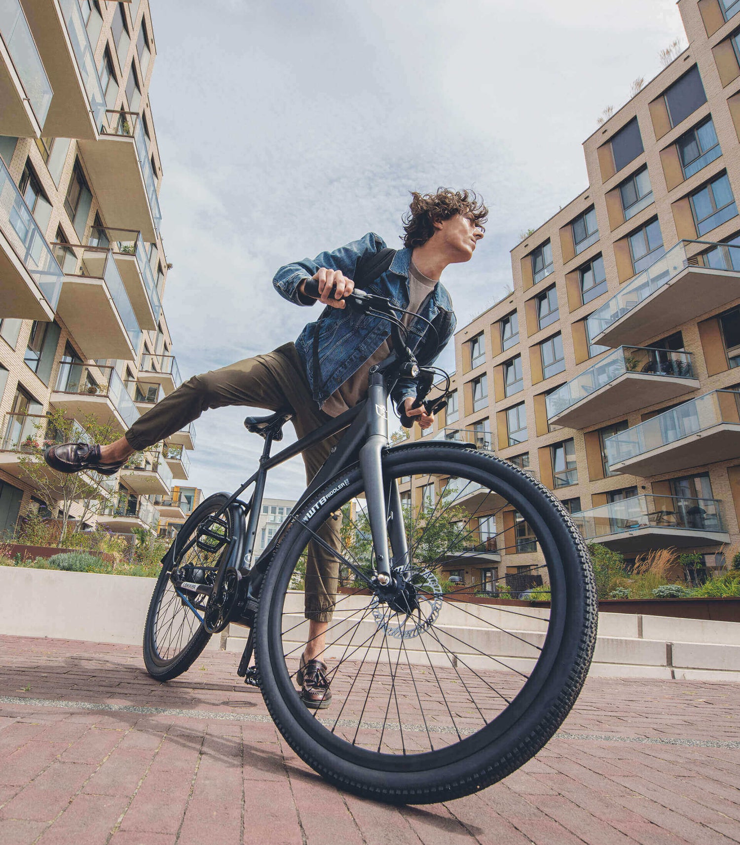 Man on Amsterdam GT electric bike in city