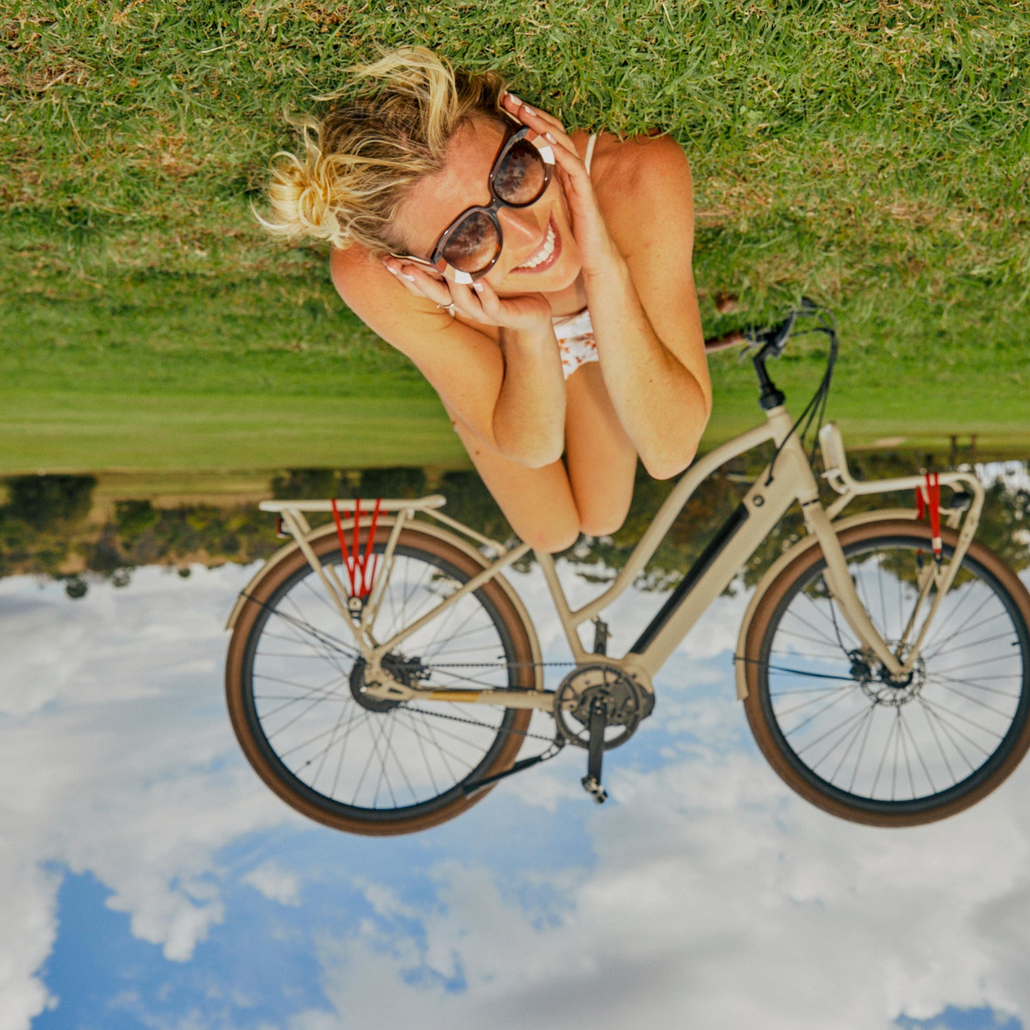 Happy woman in park with Lekker Jordaan eBike