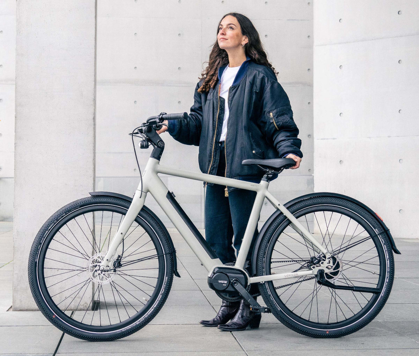 Amsterdam GTS Alpine White Front Right Side_Alpine Weiß_Alpine Wit_lifestyle_1