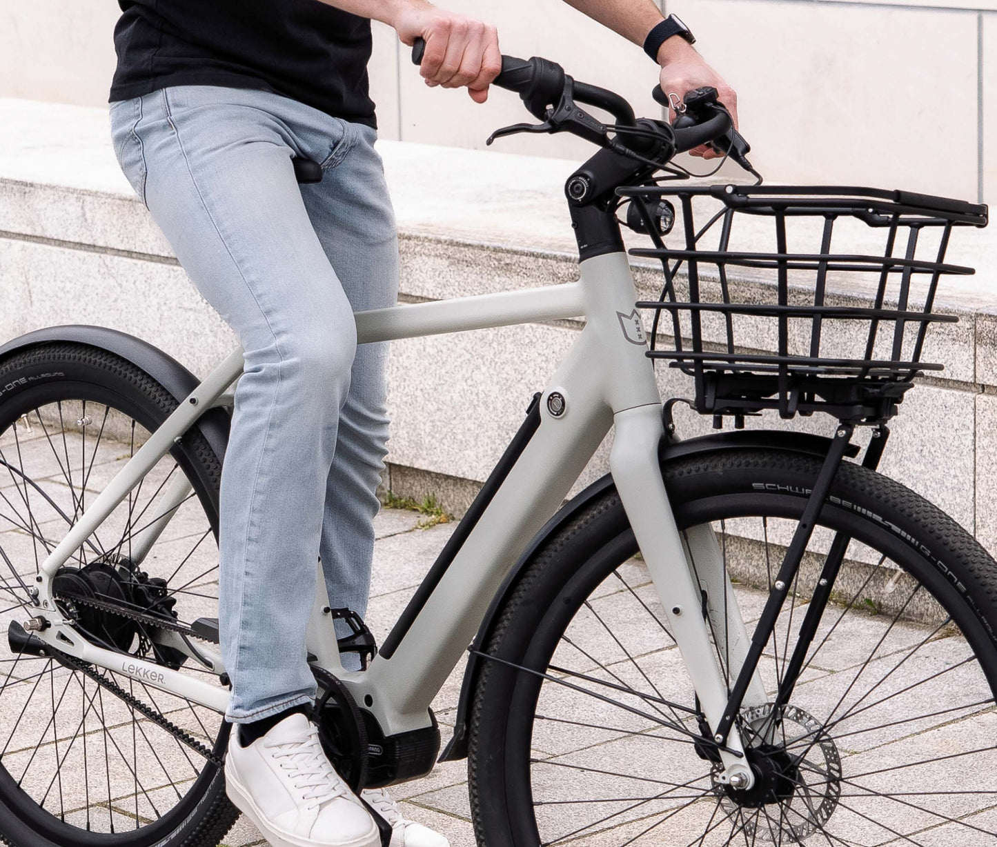 Amsterdam GTS Alpine White Front Right Side_Alpine Weiß_Alpine Wit_lifestyle_2