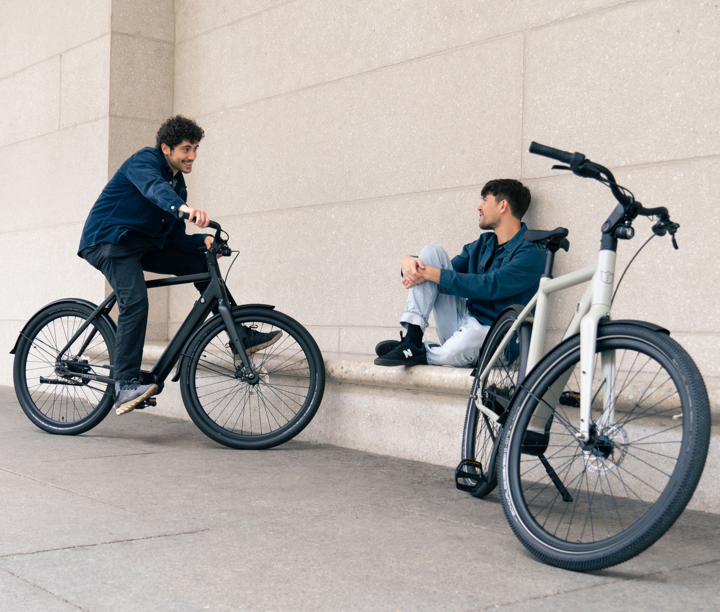 Amsterdam GTS Alpine White Front Right Side_Alpine Weiß_Alpine Wit_lifestyle_3