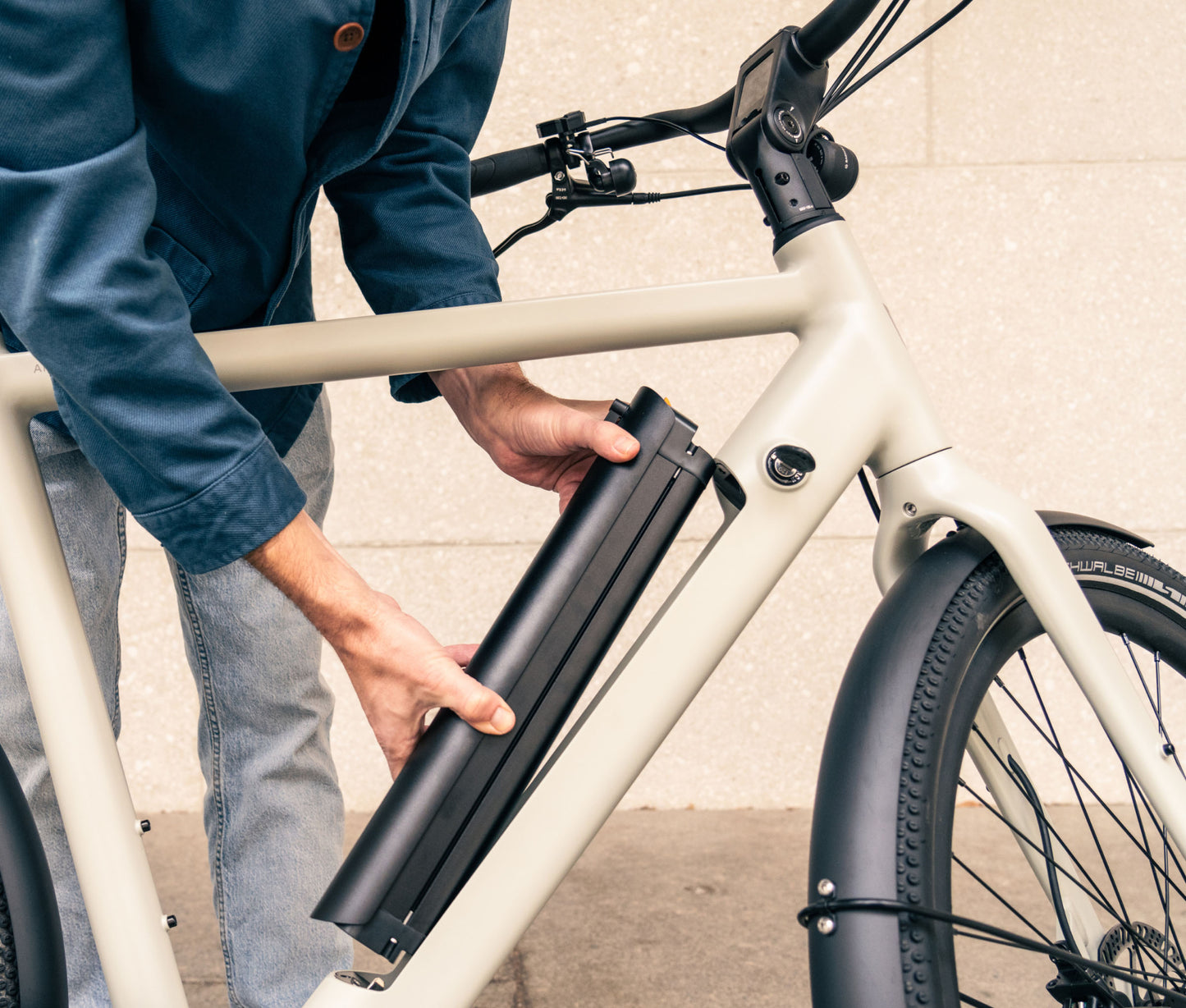 Amsterdam GTS Alpine White Front Right Side_Alpine Weiß_Alpine Wit_lifestyle_4