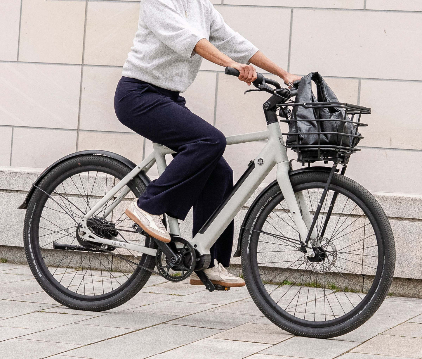 Amsterdam GTS Alpine White Front Right Side_Alpine Weiß_Alpine Wit_lifestyle_5