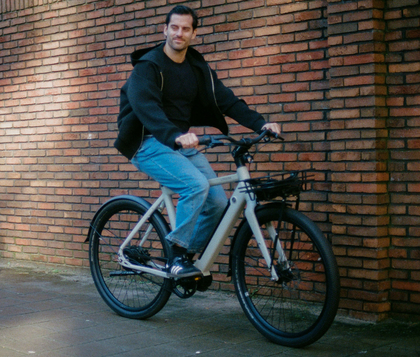 Amsterdam GTS Alpine White Front Right Side_Alpine Weiß_Alpine Wit_lifestyle_6