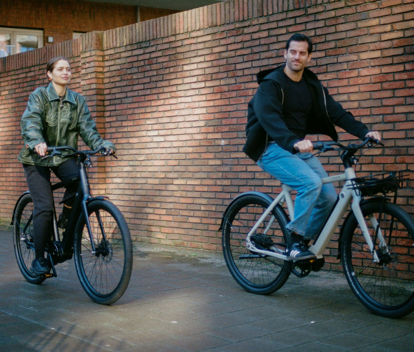 Amsterdam GTS Alpine White Front Right Side_Alpine Weiß_Alpine Wit_lifestyle_7