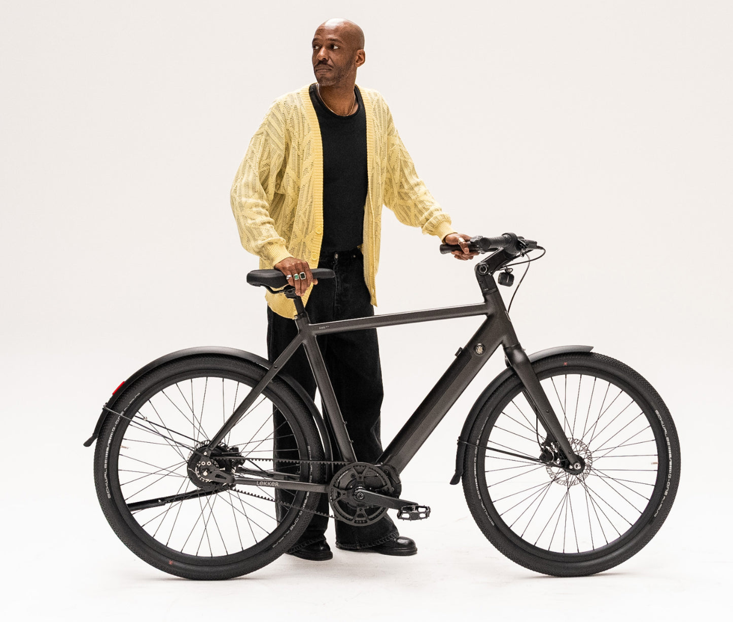 Amsterdam GTS Black front_Schwarz_Zwart_lifestyle_1