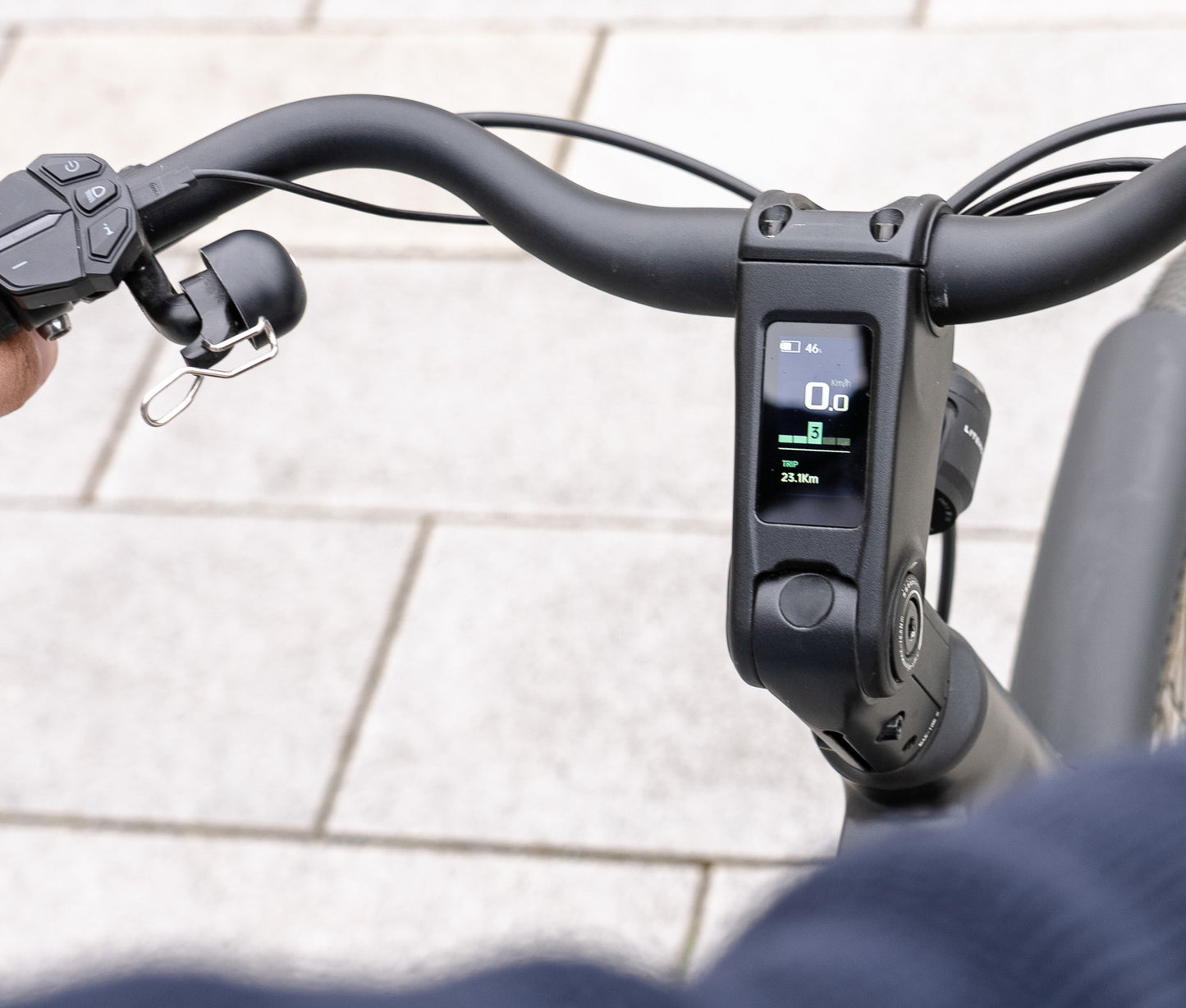 Amsterdam GTS Black front_Schwarz_Zwart_lifestyle_4