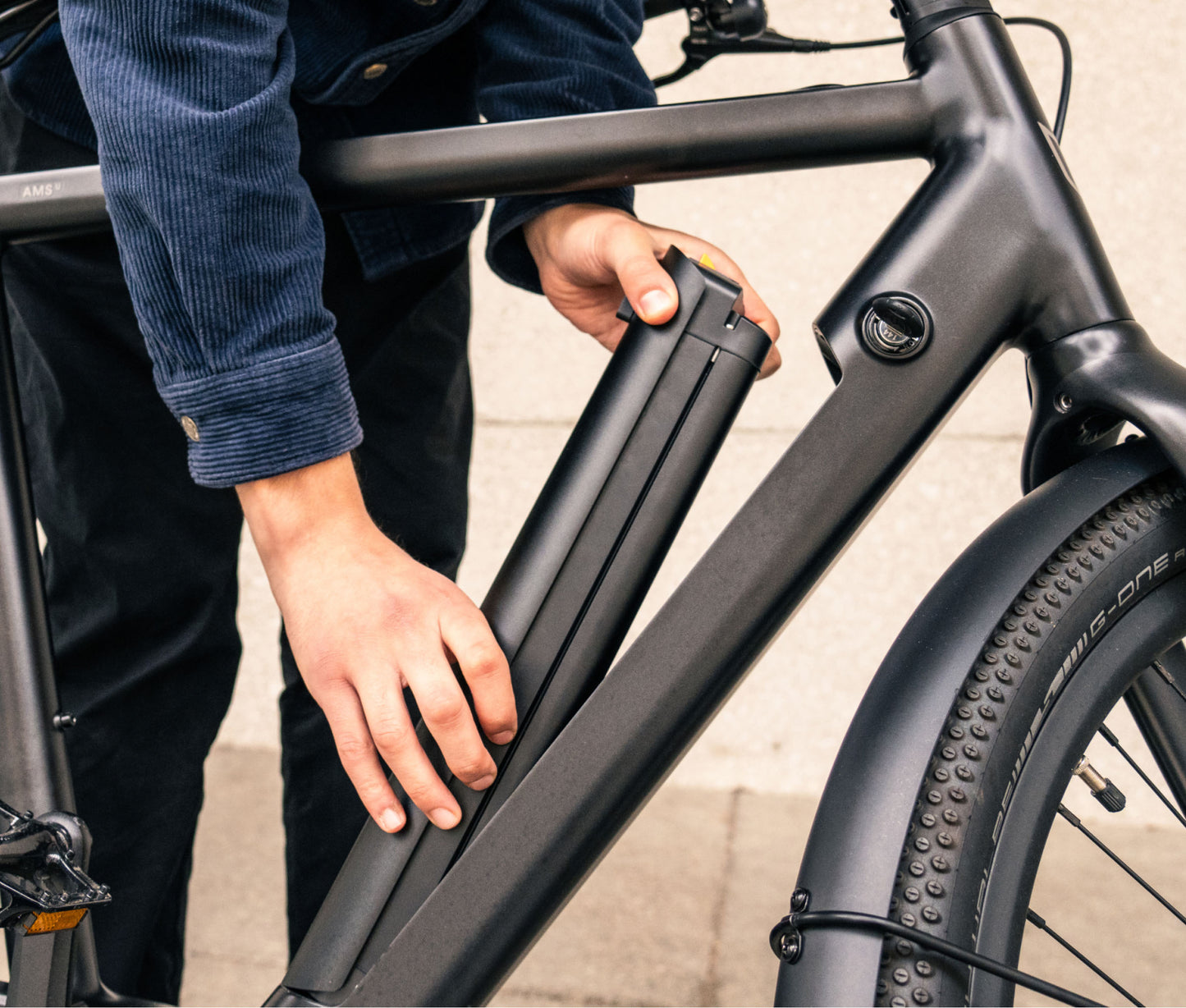 Amsterdam GTS Black front_Schwarz_Zwart_lifestyle_5