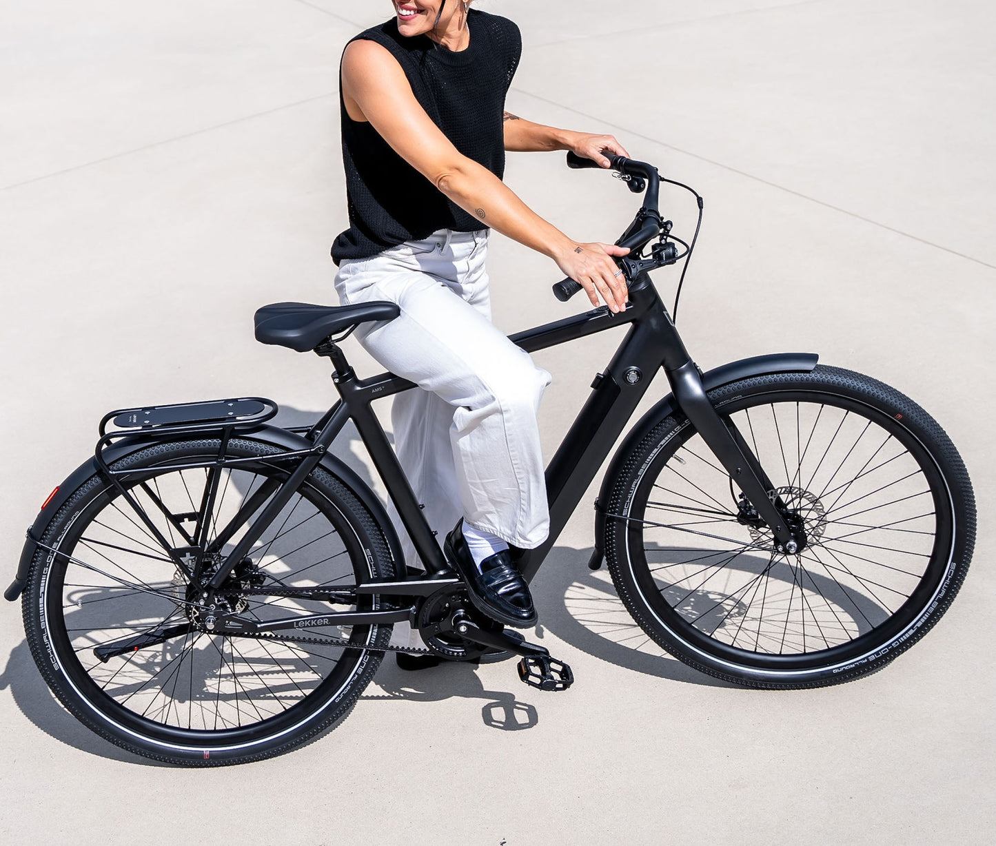 Amsterdam Urban_LEKKER Bikes_Black_Zwart_Schwarz_Lifestyle_2