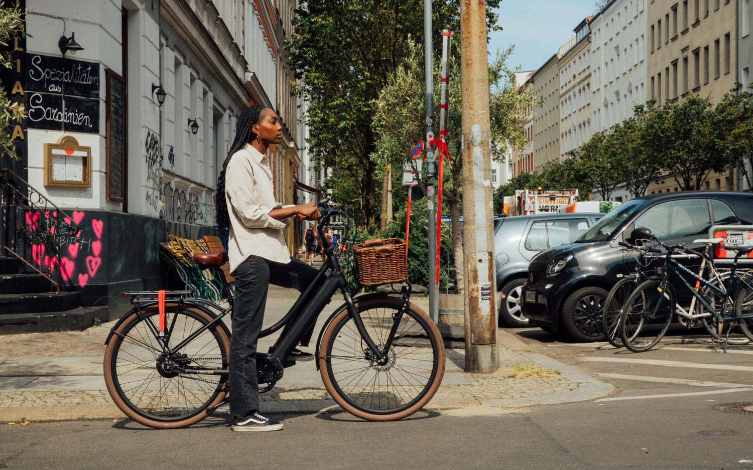 Woman with Jordaan GT ebike in the city