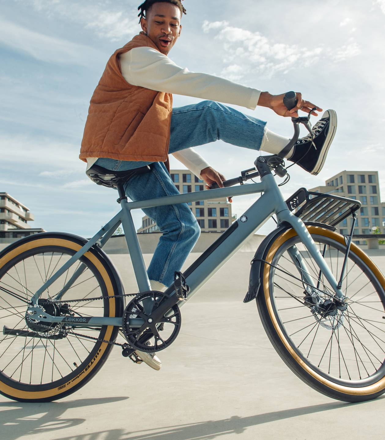 Lekker Bikes Amsterdam Plus e-bike in Concrete Blue with tan-wall tyres
