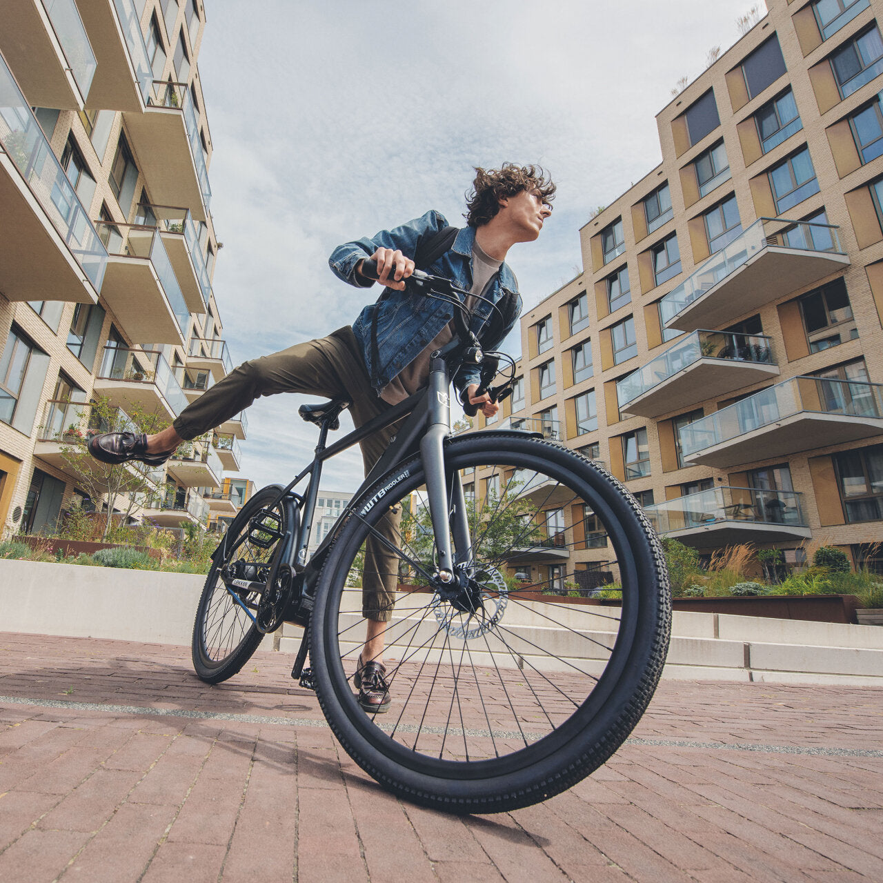 Guy on Amsterdam GT ebike Lekker Bike