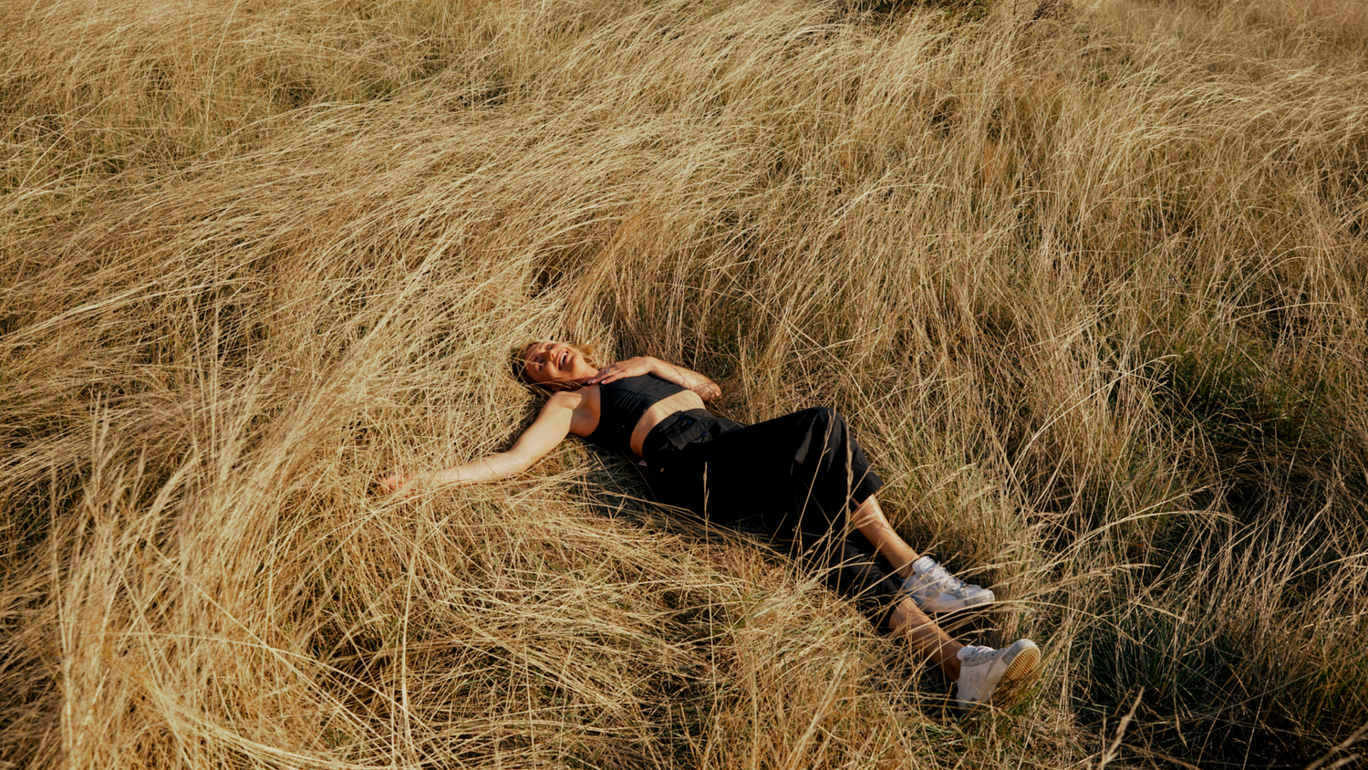 Girl daydreaming about Lekker Bikes in field