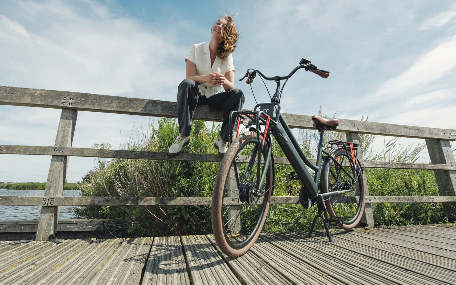 Girl with her Jordaan+ ebike on a bridge